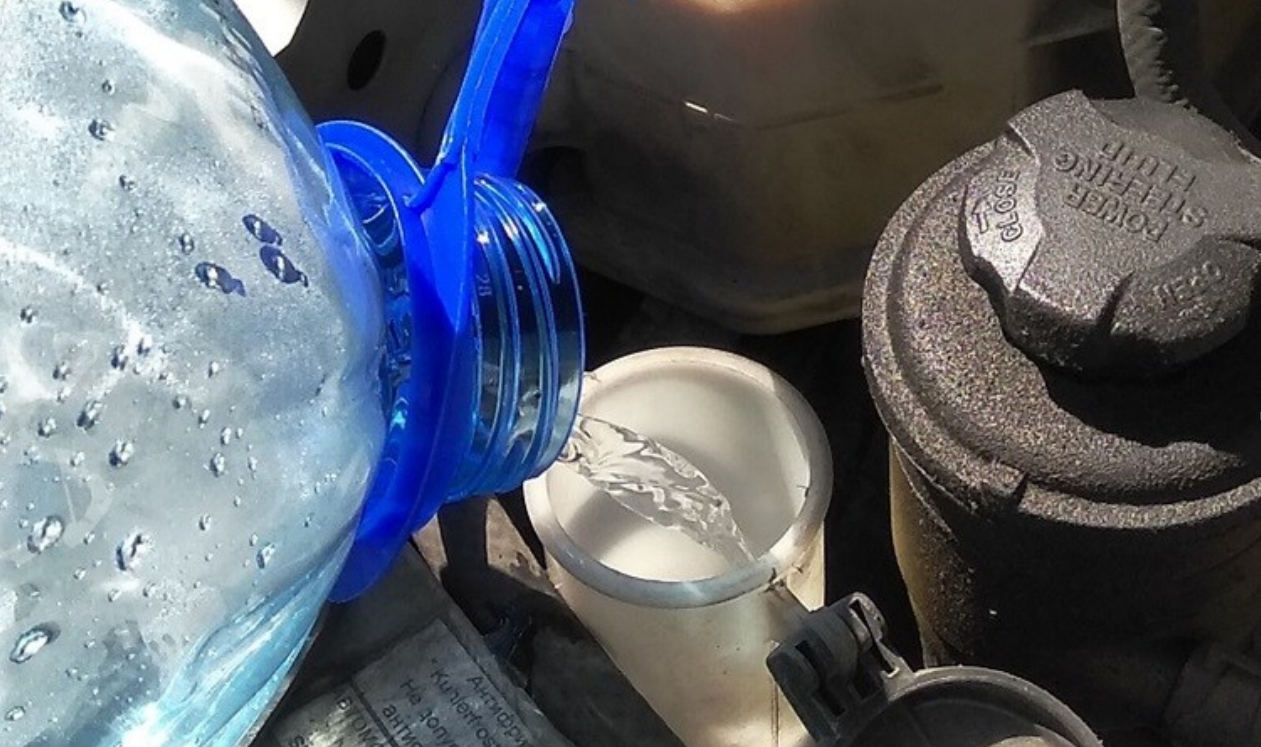 Почему летом нежелательно лить в бачок омывателя воду